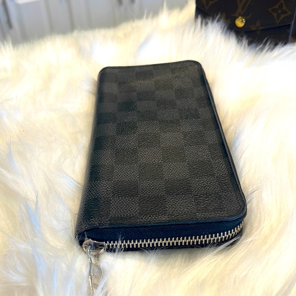 Louis Vuitton Graphite zippy wallet